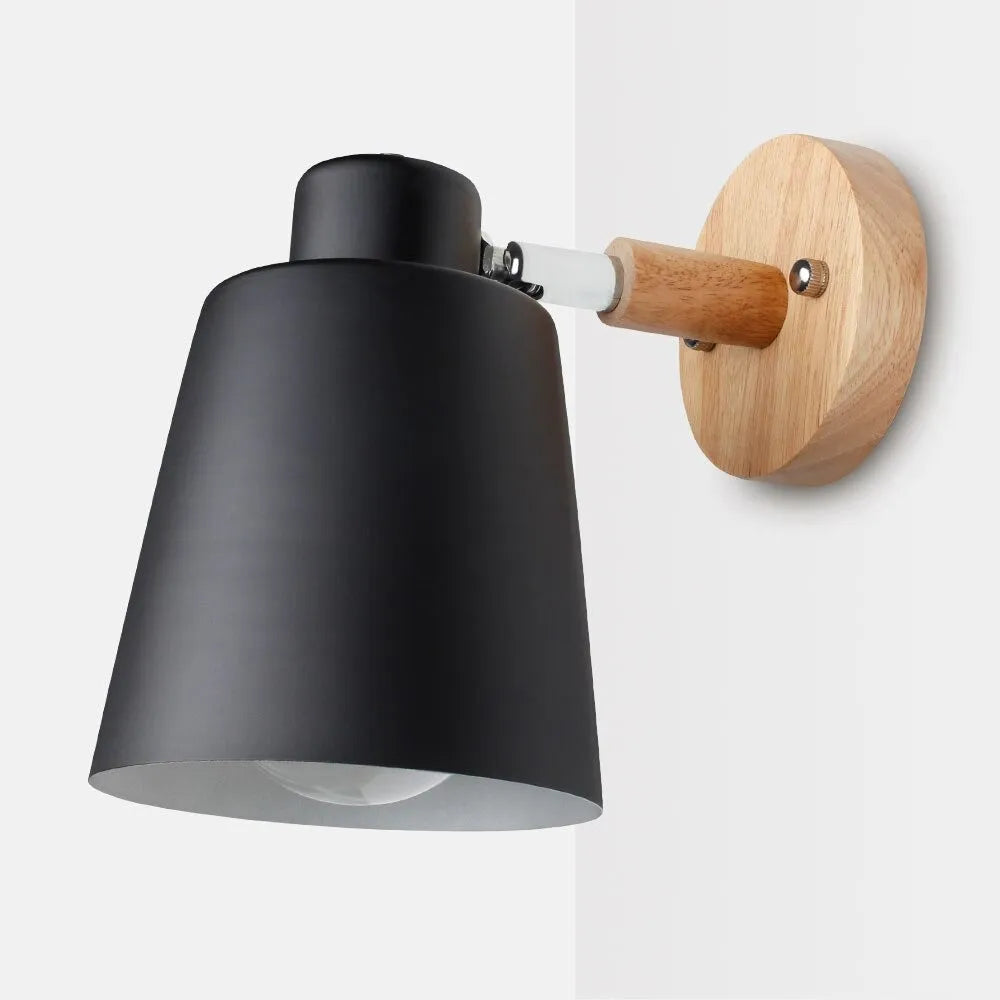 Moderne Wandleuchte aus Holz