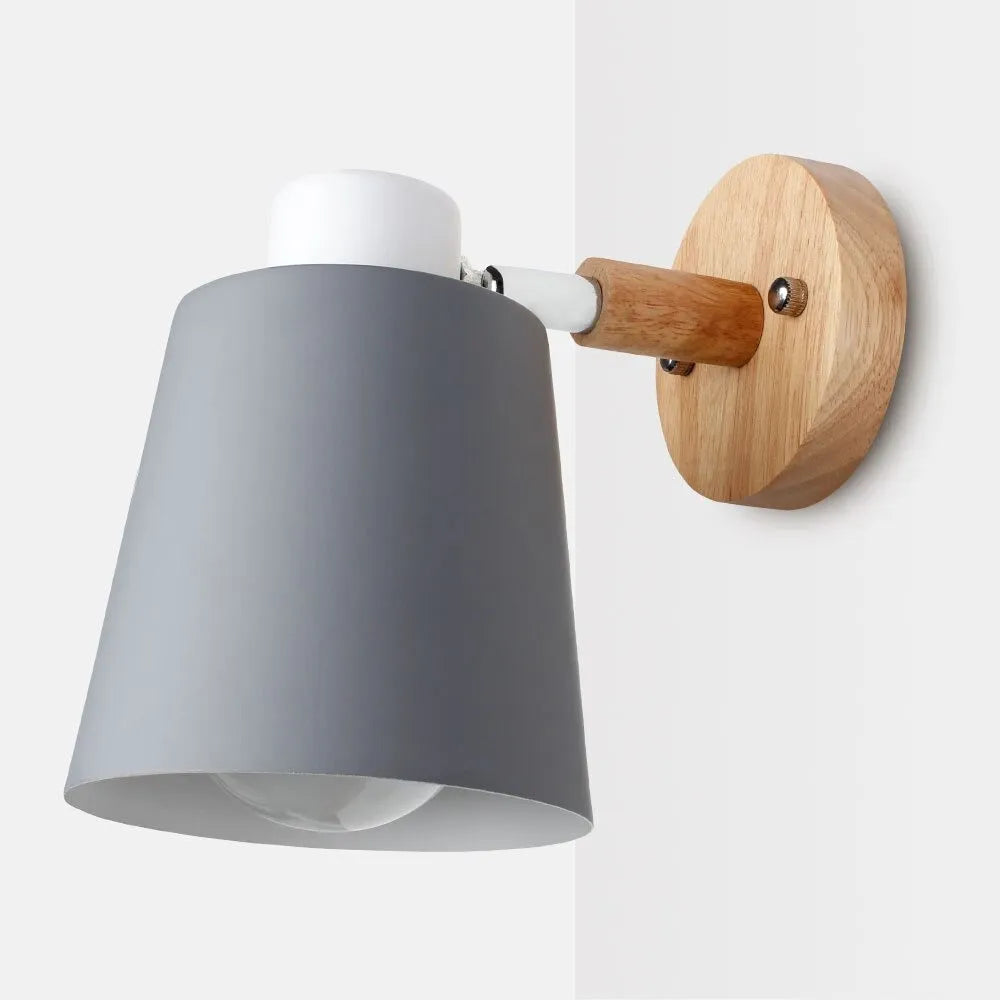 Moderne Wandleuchte aus Holz