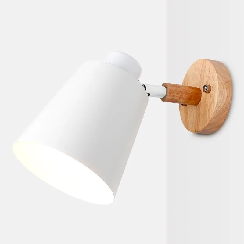 Moderne Wandleuchte aus Holz