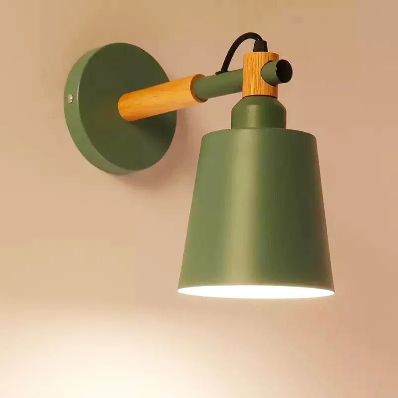 Nordische Wand-Nachttischlampe aus Holz