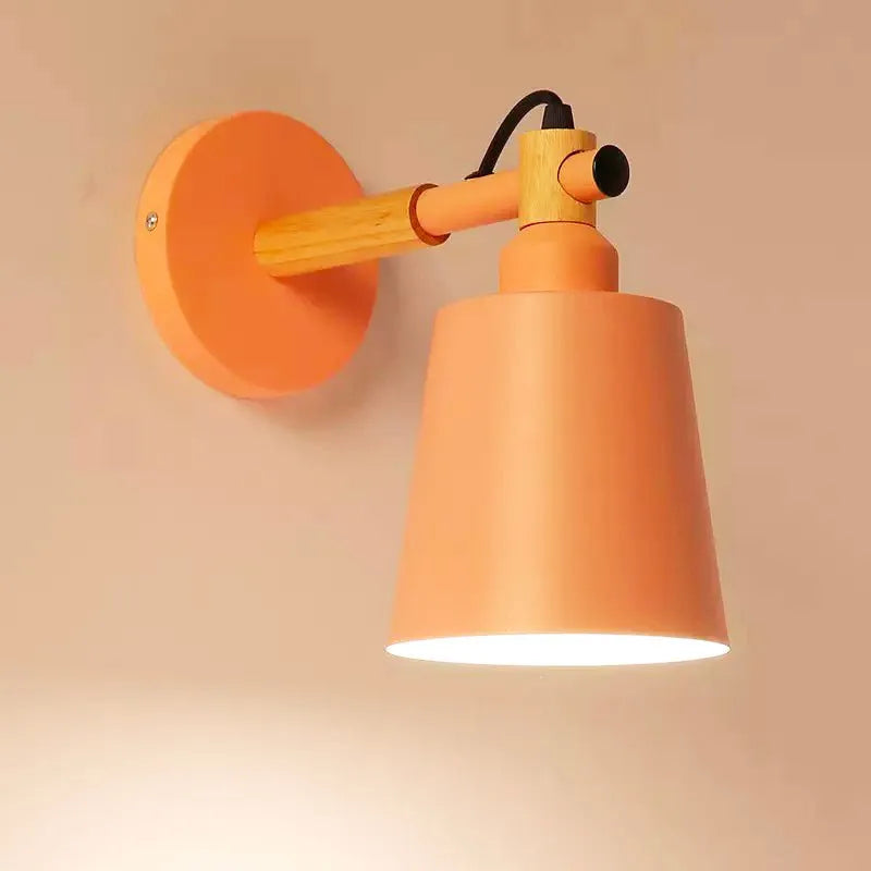 Nordische Wand-Nachttischlampe aus Holz