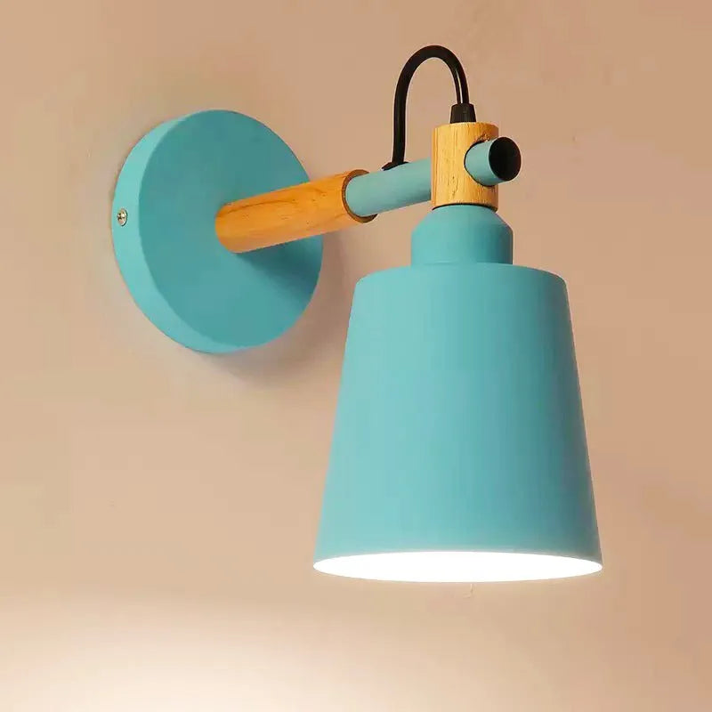 Nordische Wand-Nachttischlampe aus Holz