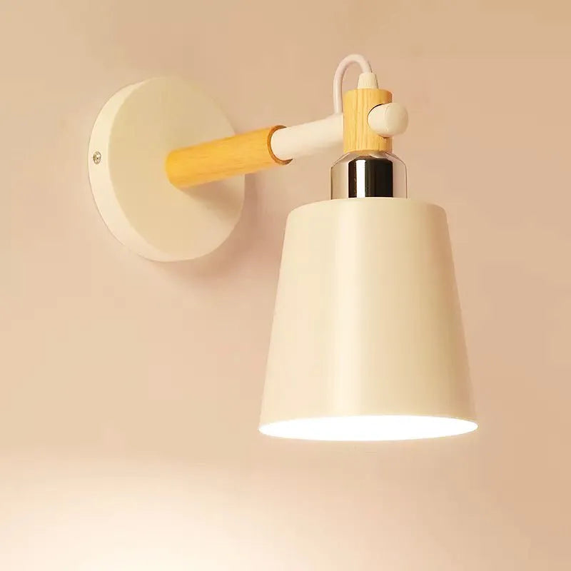 Nordische Wand-Nachttischlampe aus Holz