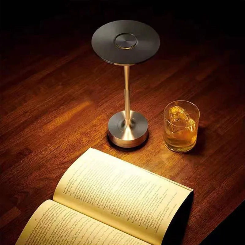 Wiederaufladbare italienische Design-Nachttischlampe